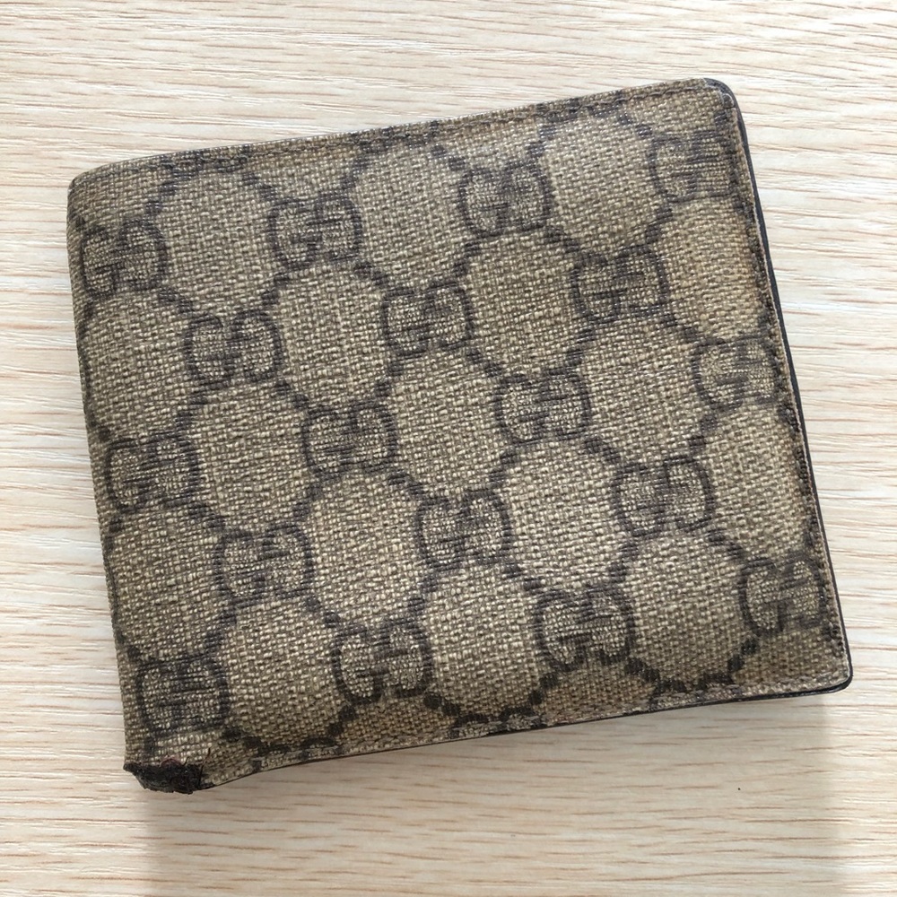 Gucci Men’s bi-fold wallet